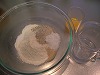 砂糖はドライイーストの発酵を促す役目をするので、ドライイーストの隣に入れる。