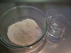 砂糖はドライイーストの発酵を促す役目をするので、ドライイーストの隣に入れる。